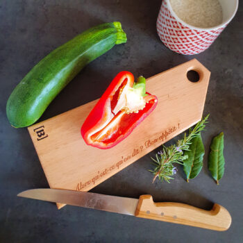 planche à découper avec légumes