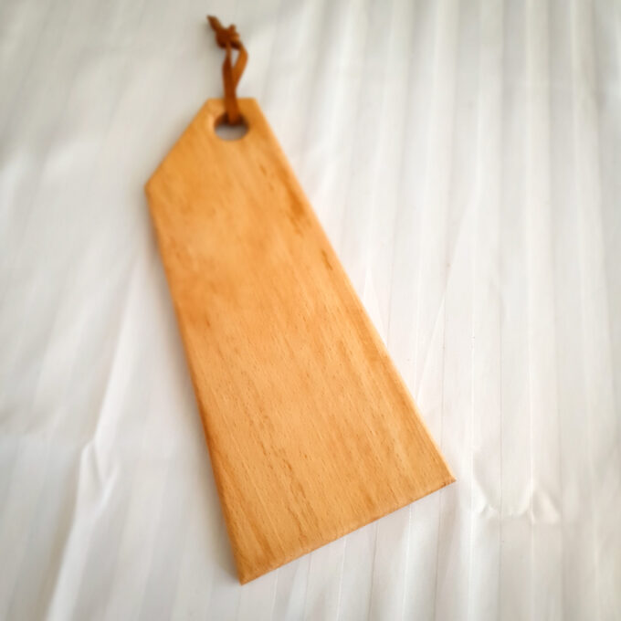 planche apéritif en bois massif avec cordon de cuir